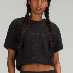 Lululemon Black Textured Fleece Embroidered Logo Cropped Tee/Top Size 4
